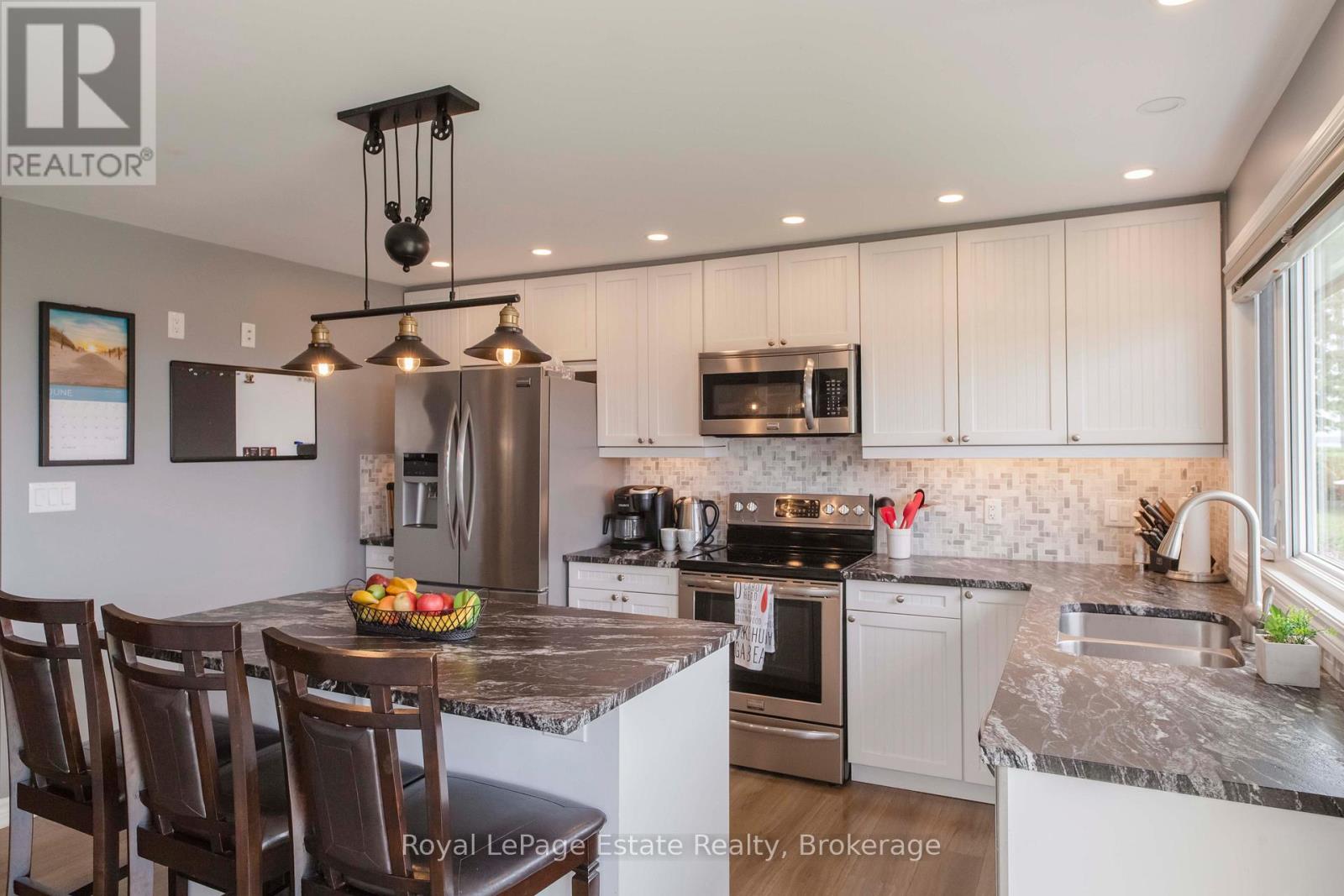 319 LAKESHORE BOULEVARD N - 9
