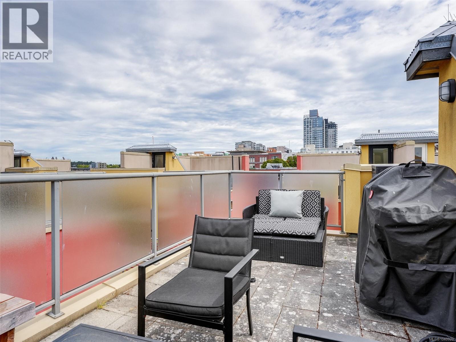 11 532 1/2 Fisgard Street, Victoria