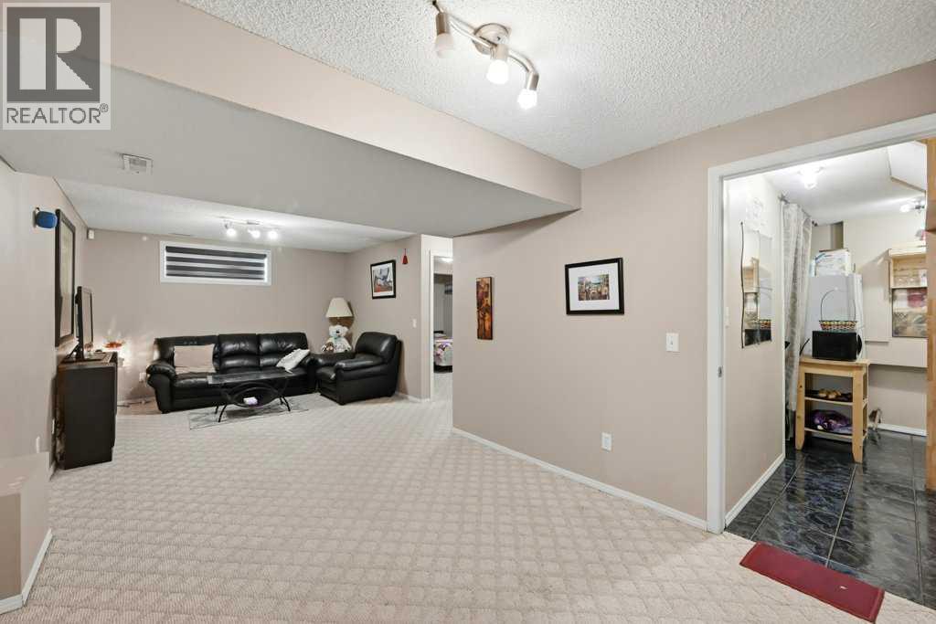 86 Saddlecrest Close NE - 32