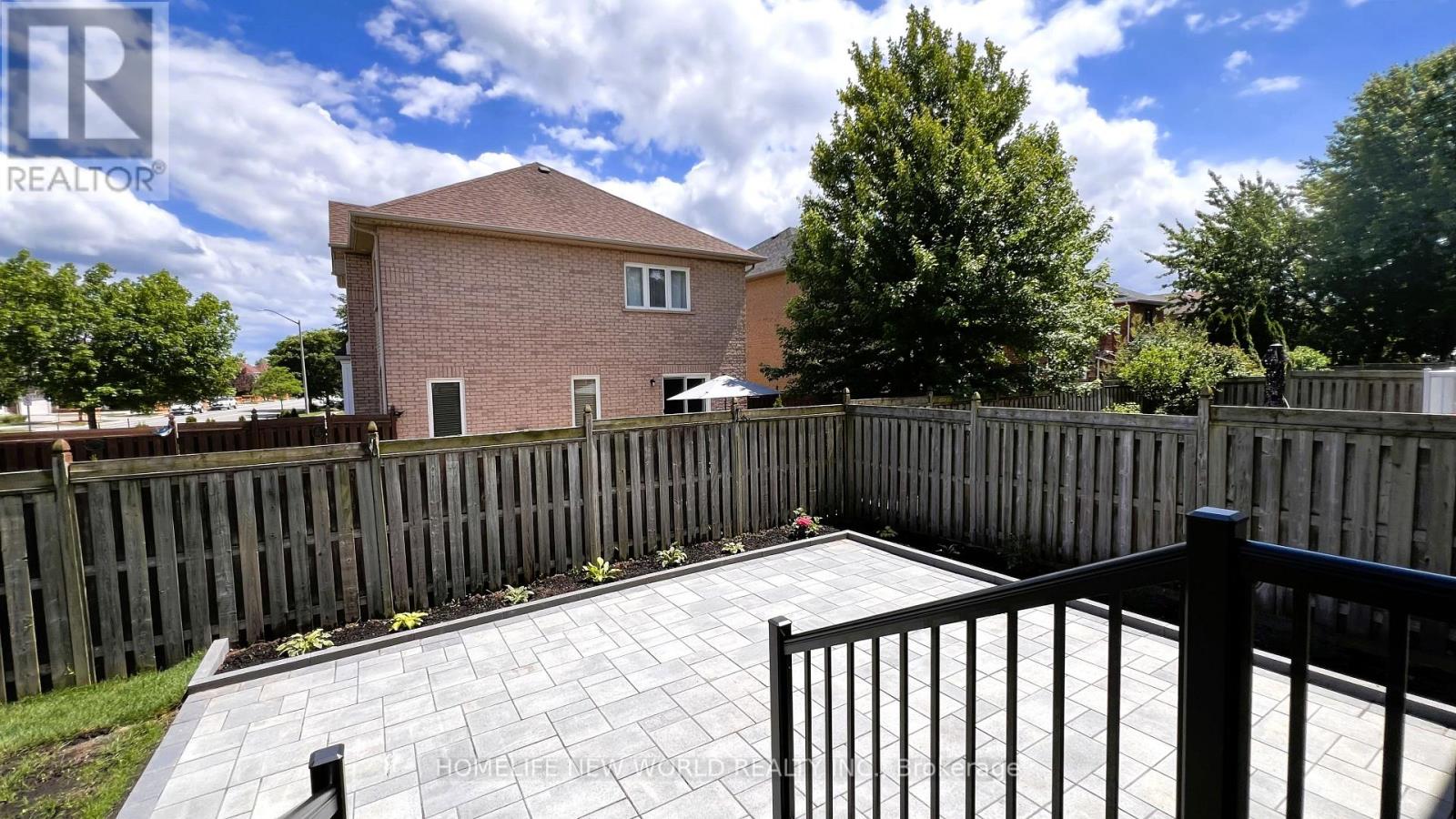 2485 BLUE HOLLY CRESCENT - 31