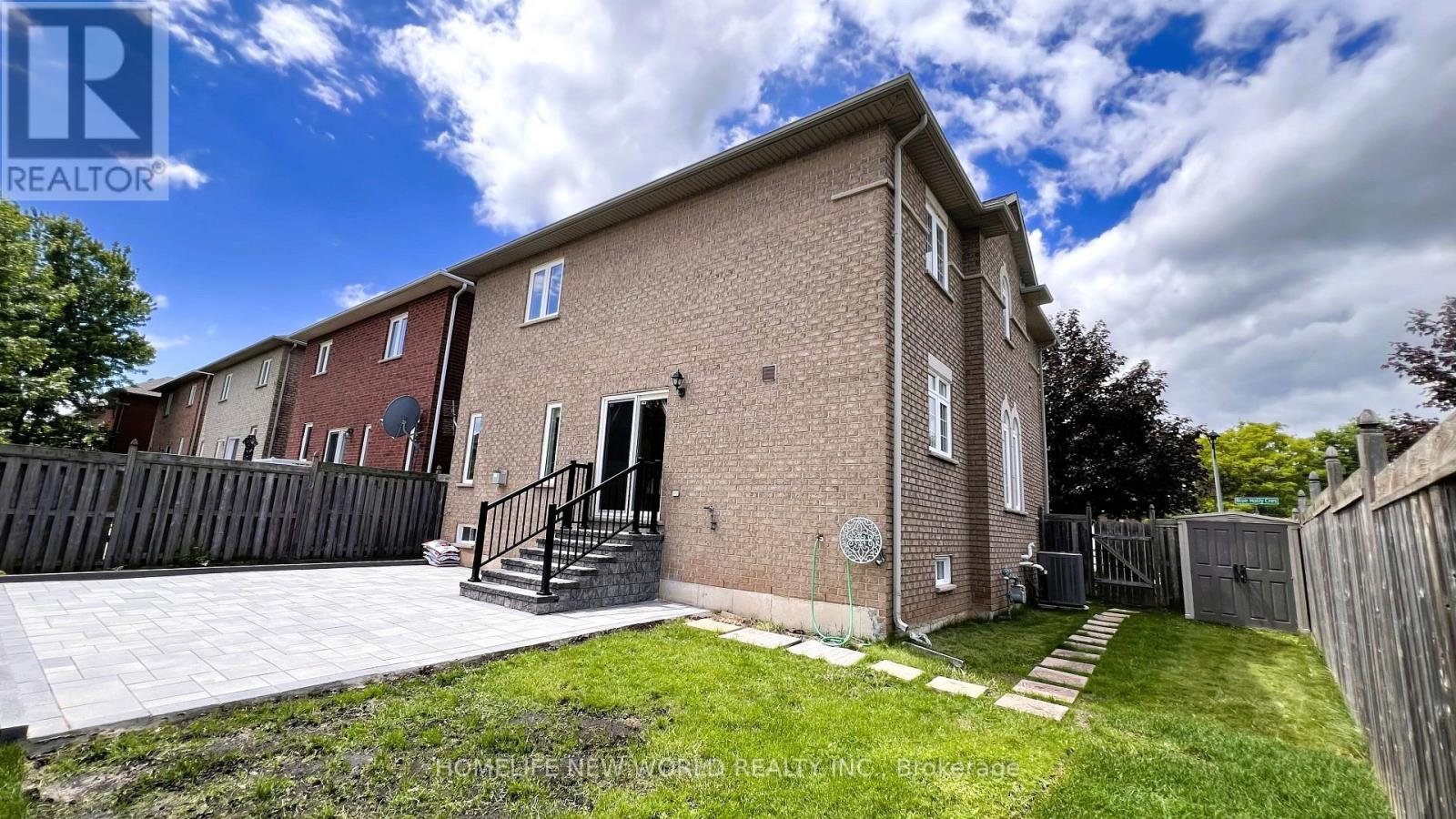 2485 BLUE HOLLY CRESCENT - 32
