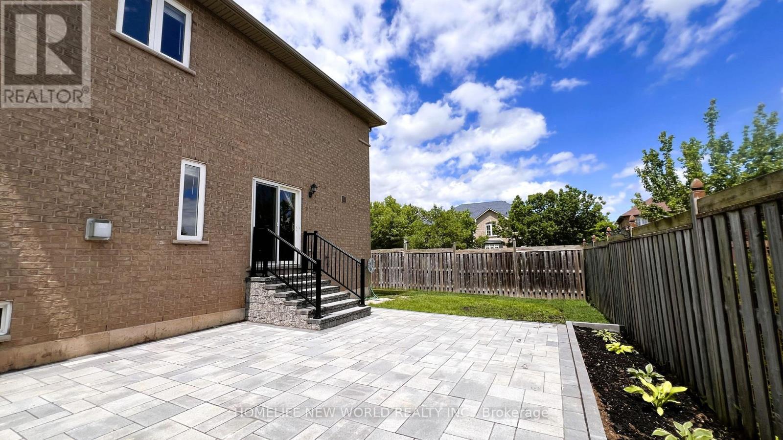 2485 BLUE HOLLY CRESCENT - 33