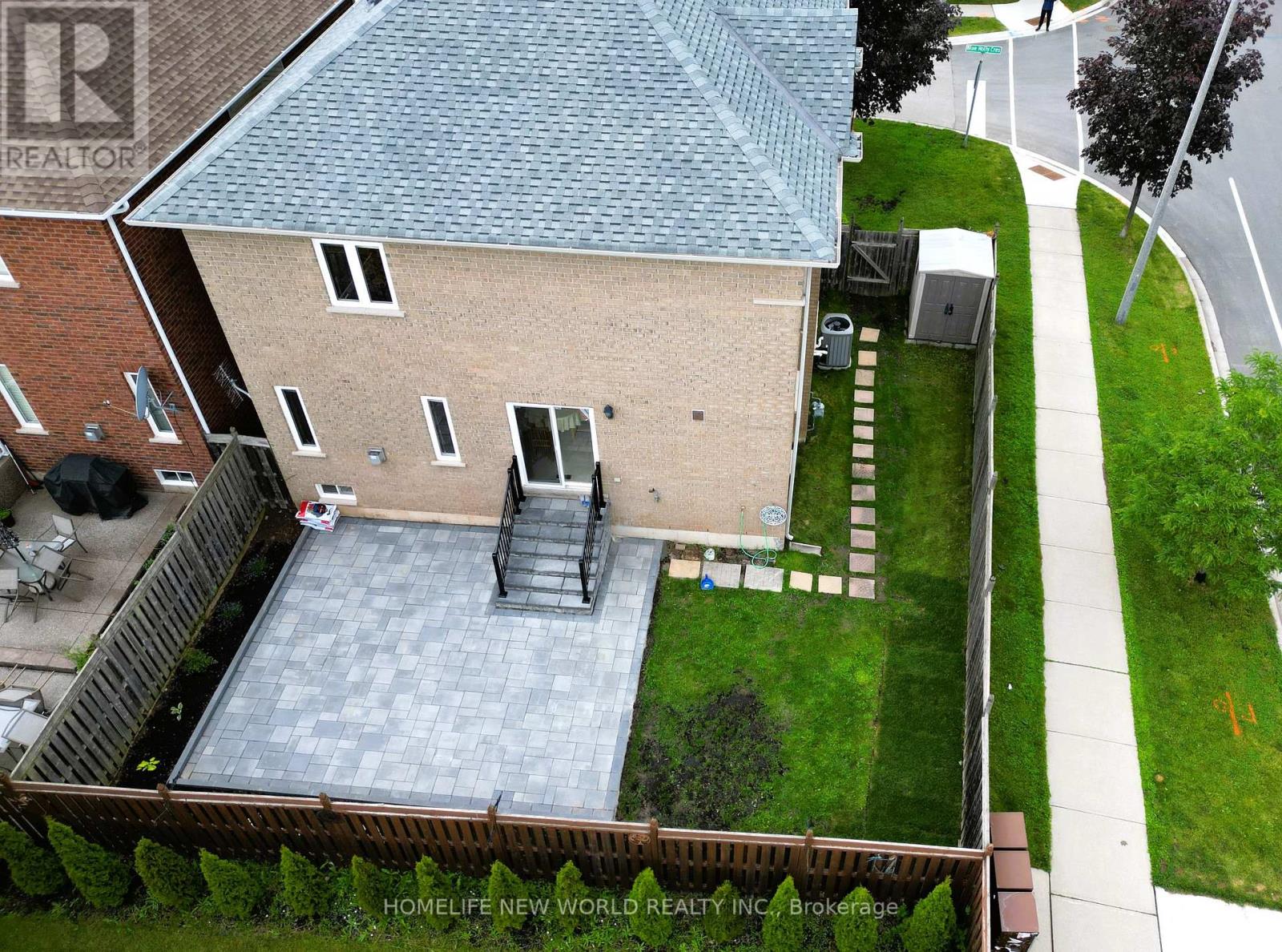 2485 BLUE HOLLY CRESCENT - 34