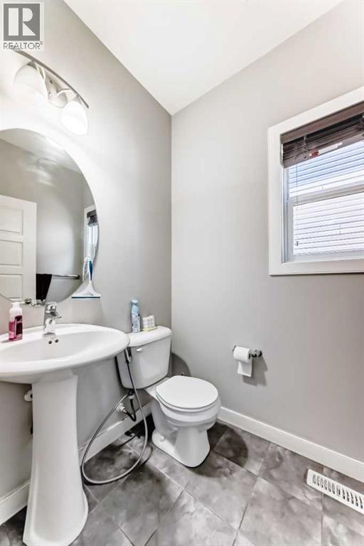 172 Redstone Park NE - 10