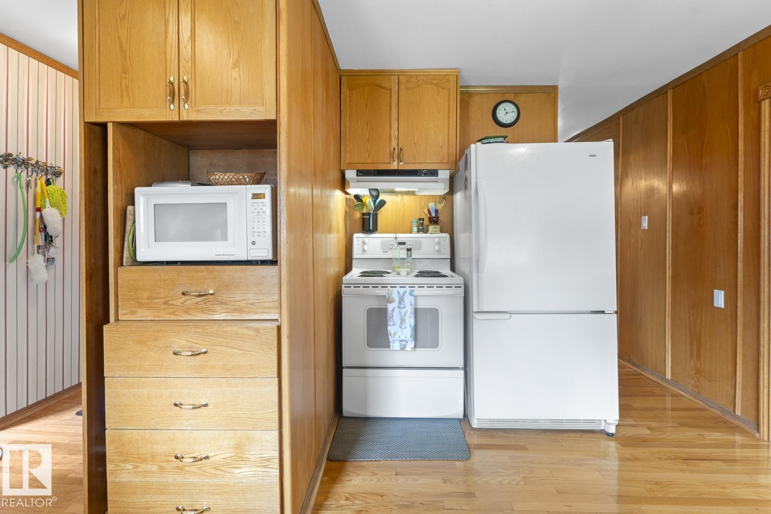 608 17 AV — photo 10