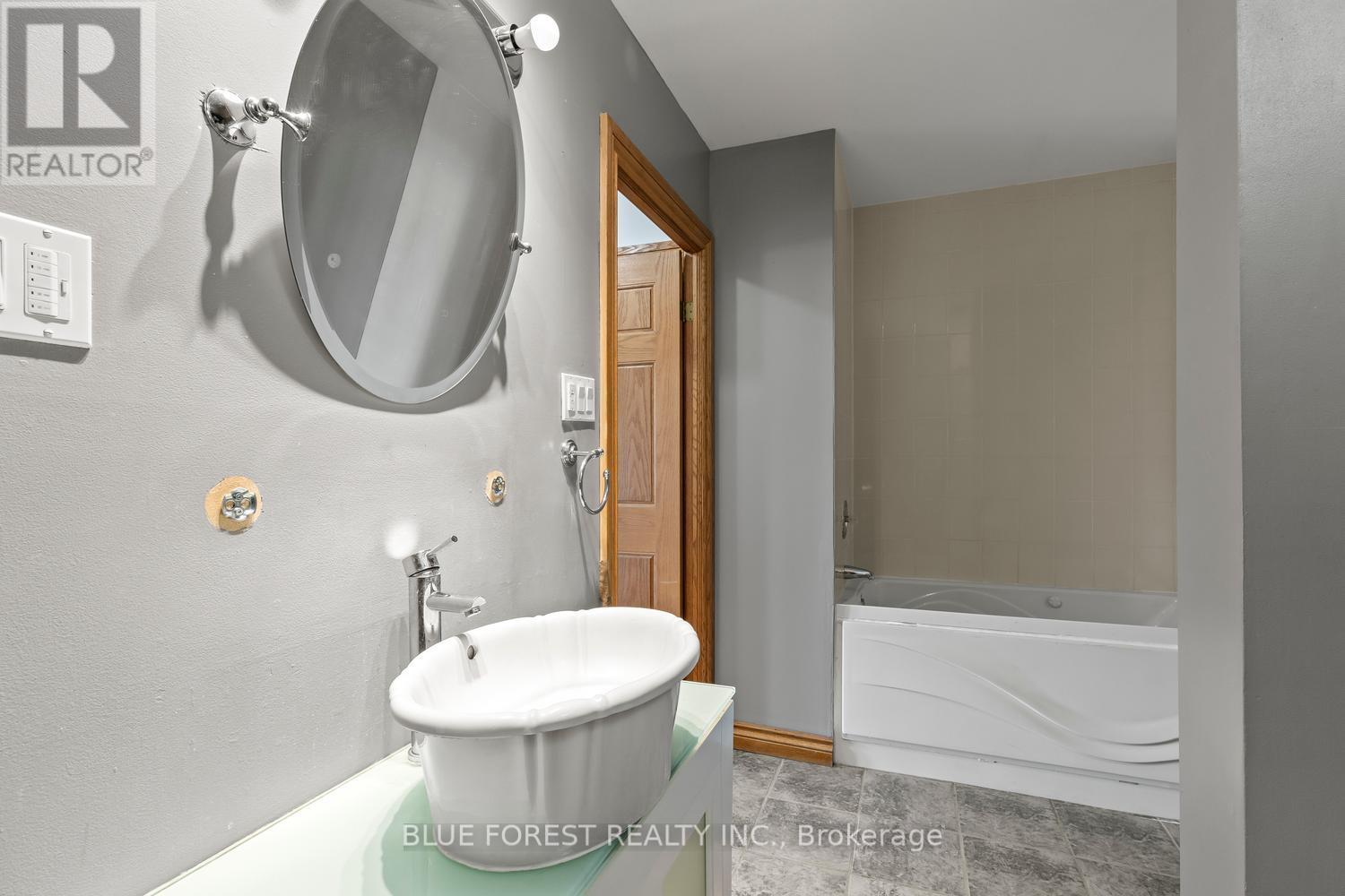 #702 549 RIDOUT STREET N - 24