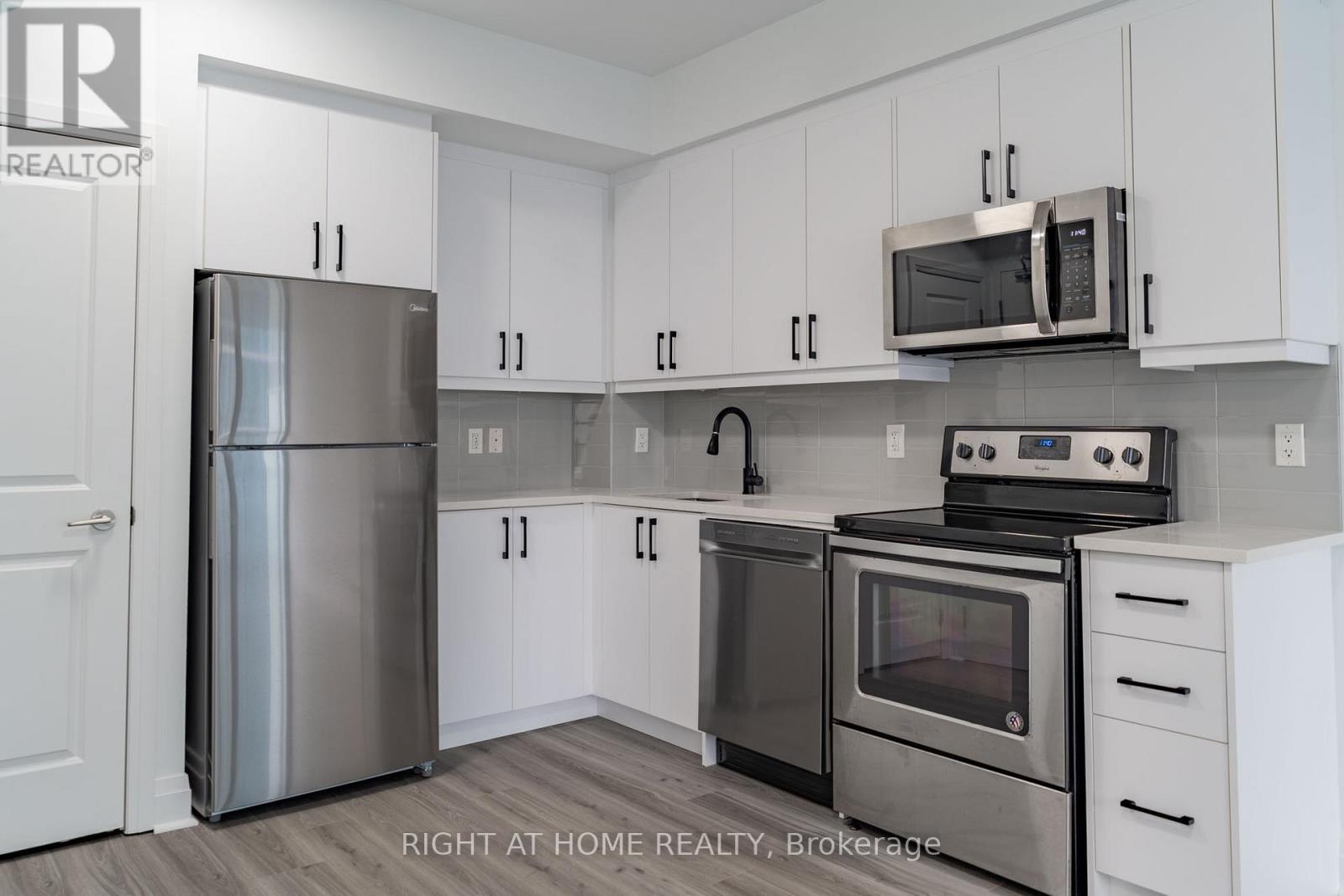 #901 15 ZORRA STREET - 12