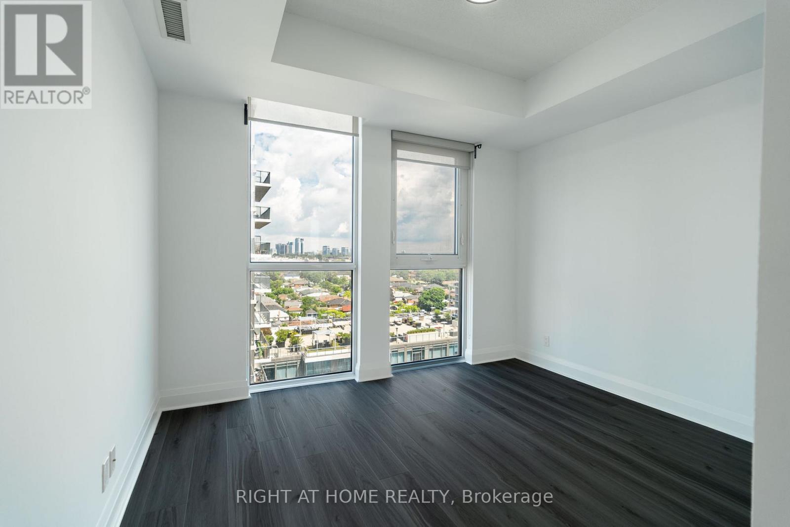 #901 15 ZORRA STREET - 18