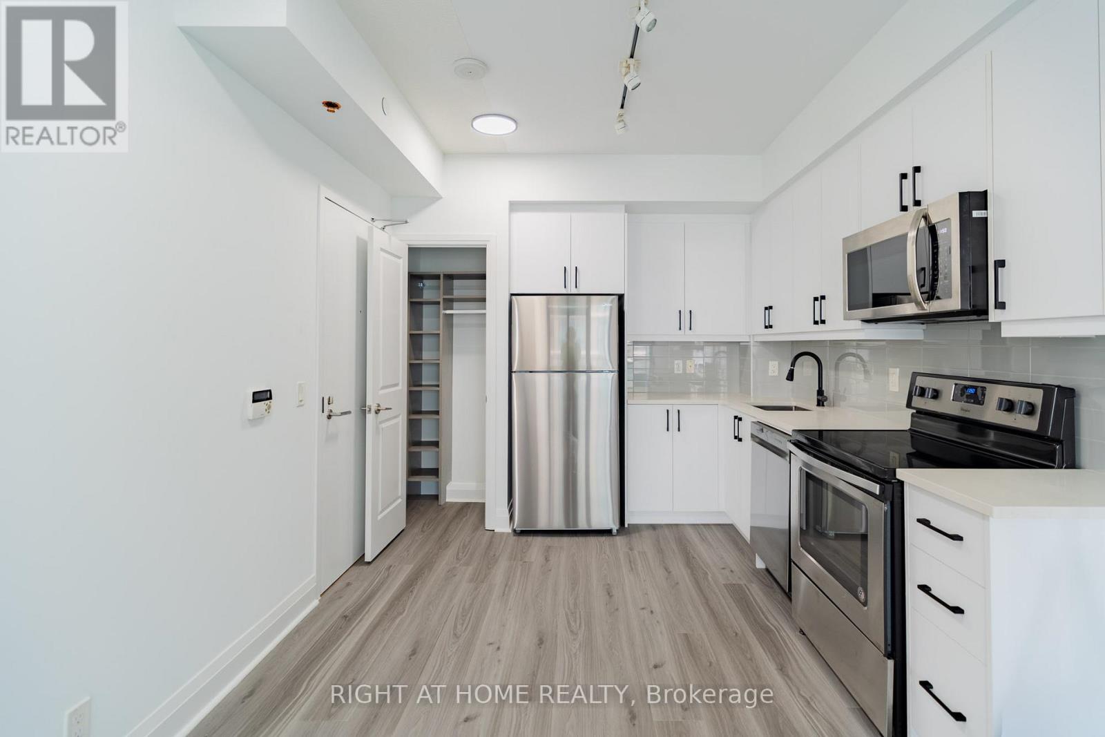 #901 15 ZORRA STREET - 36