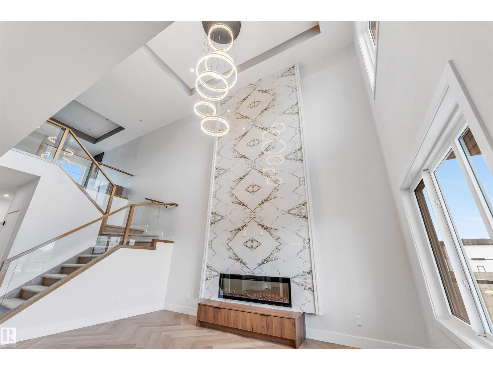 6013 19 ST NE - 52