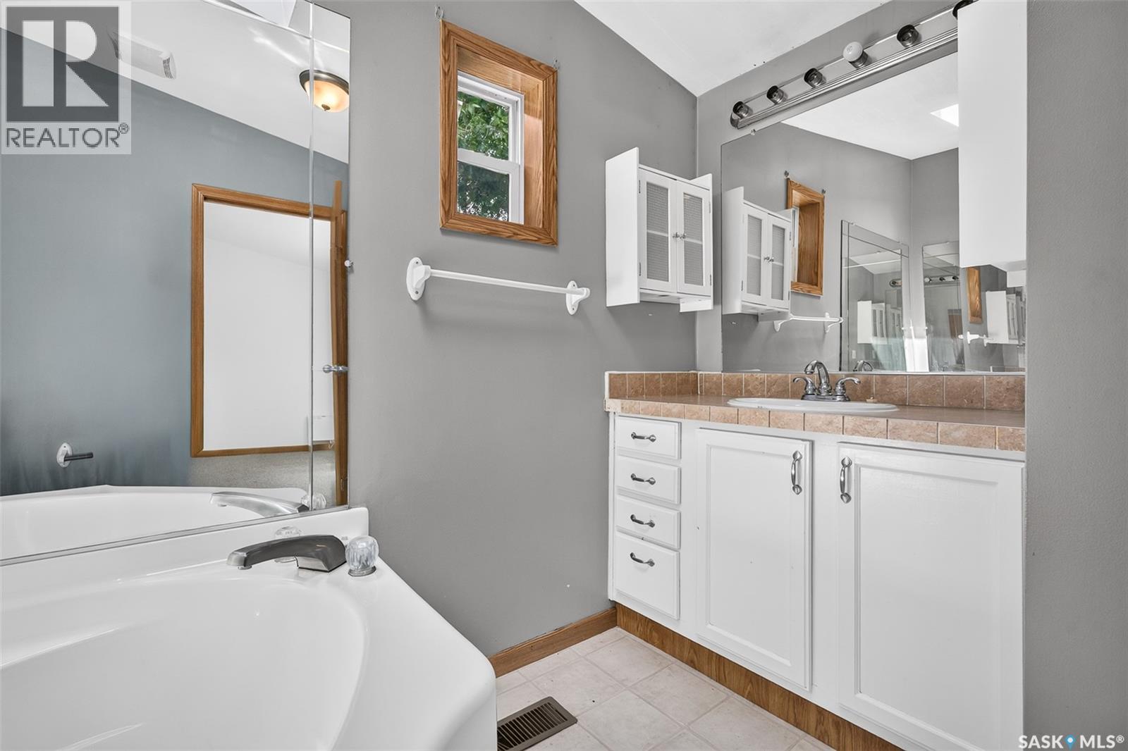 D4 1295 9th AVENUE NE — photo 32