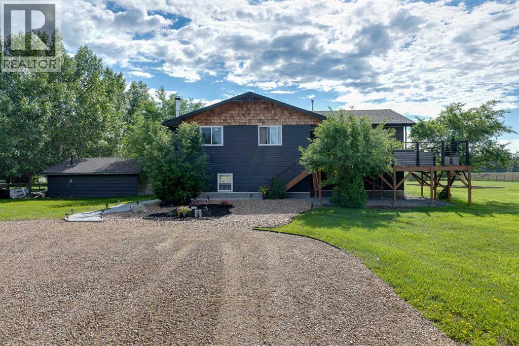 Acreage living only 5 minutes from Drumheller!
