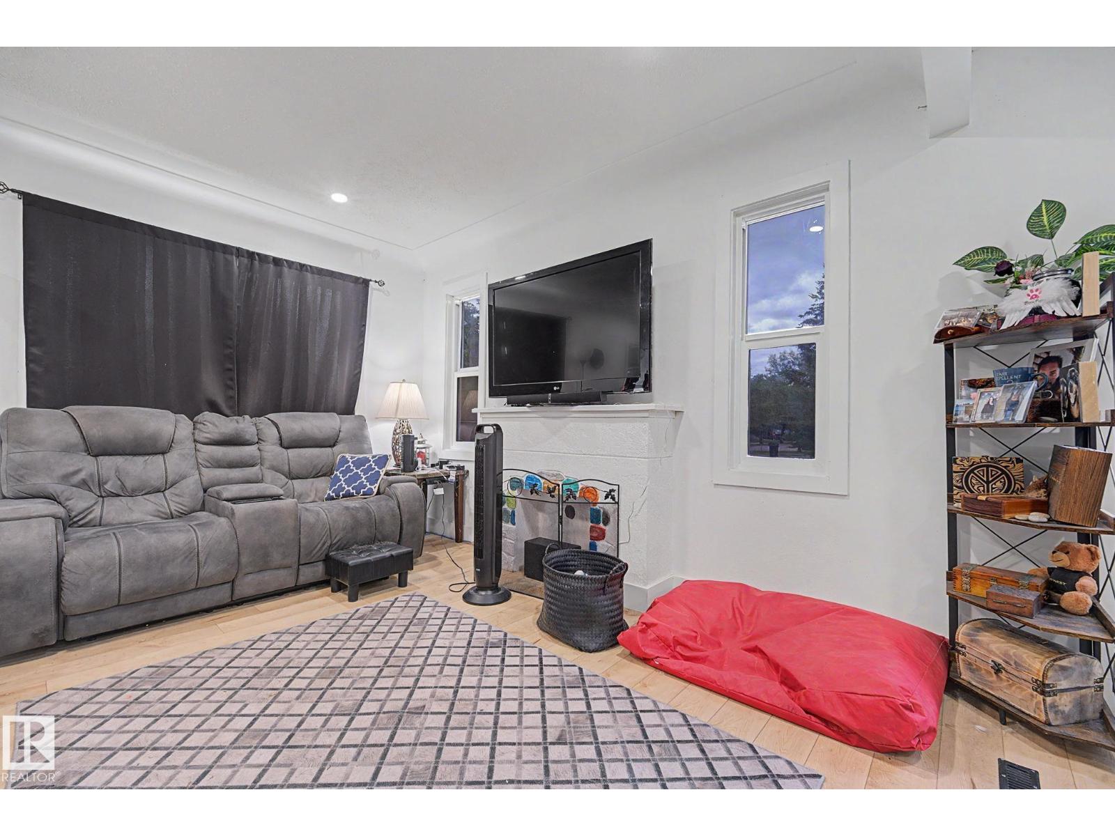 11914 124 ST NW - 8