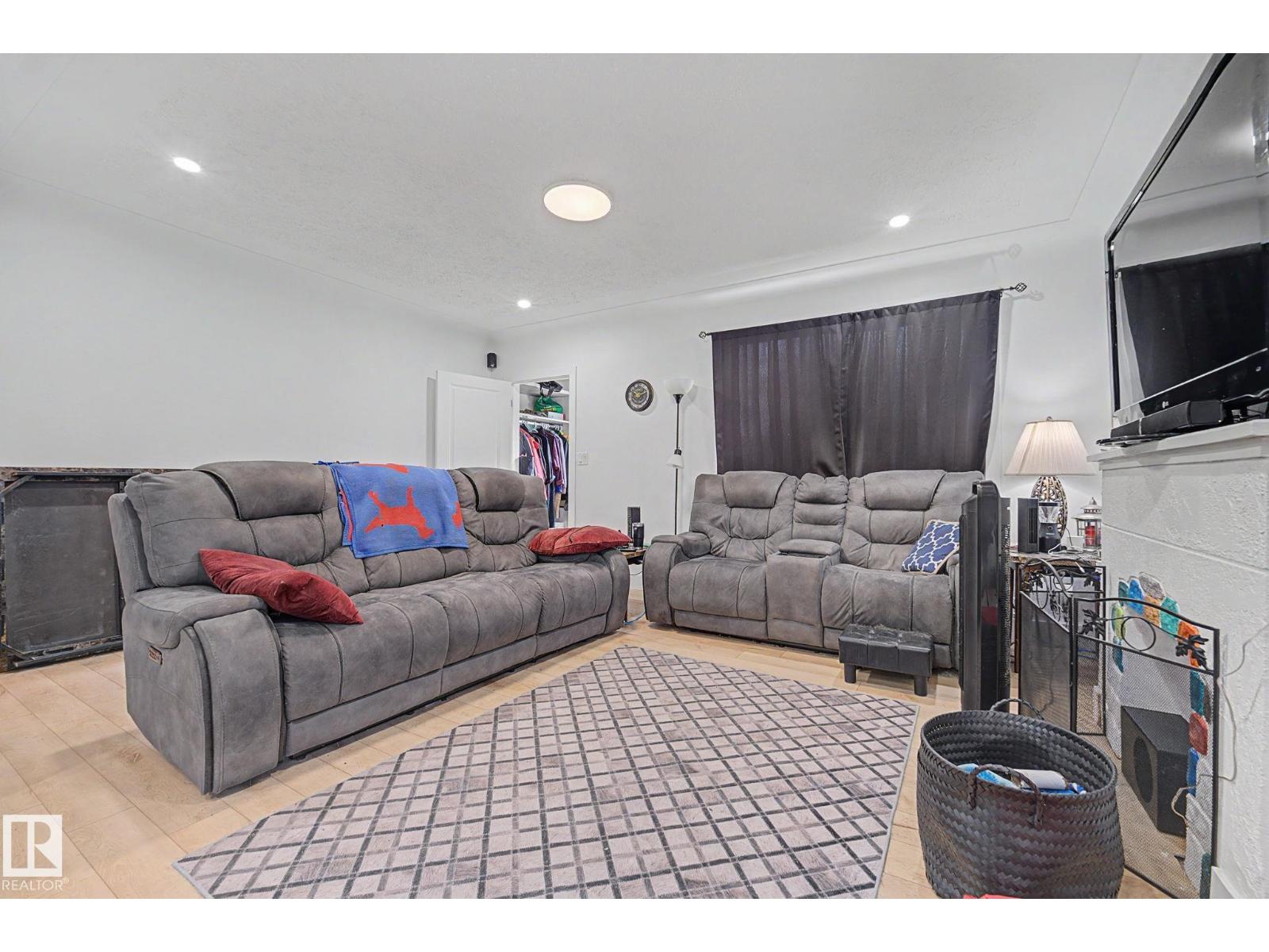 11914 124 ST NW - 9