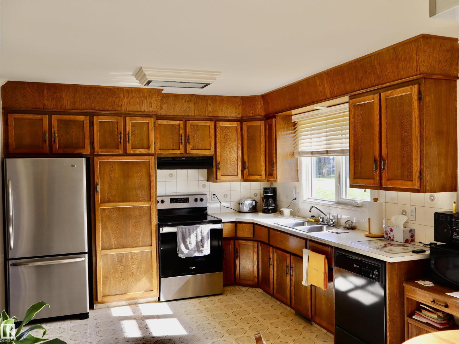 5530 46 street - 16
