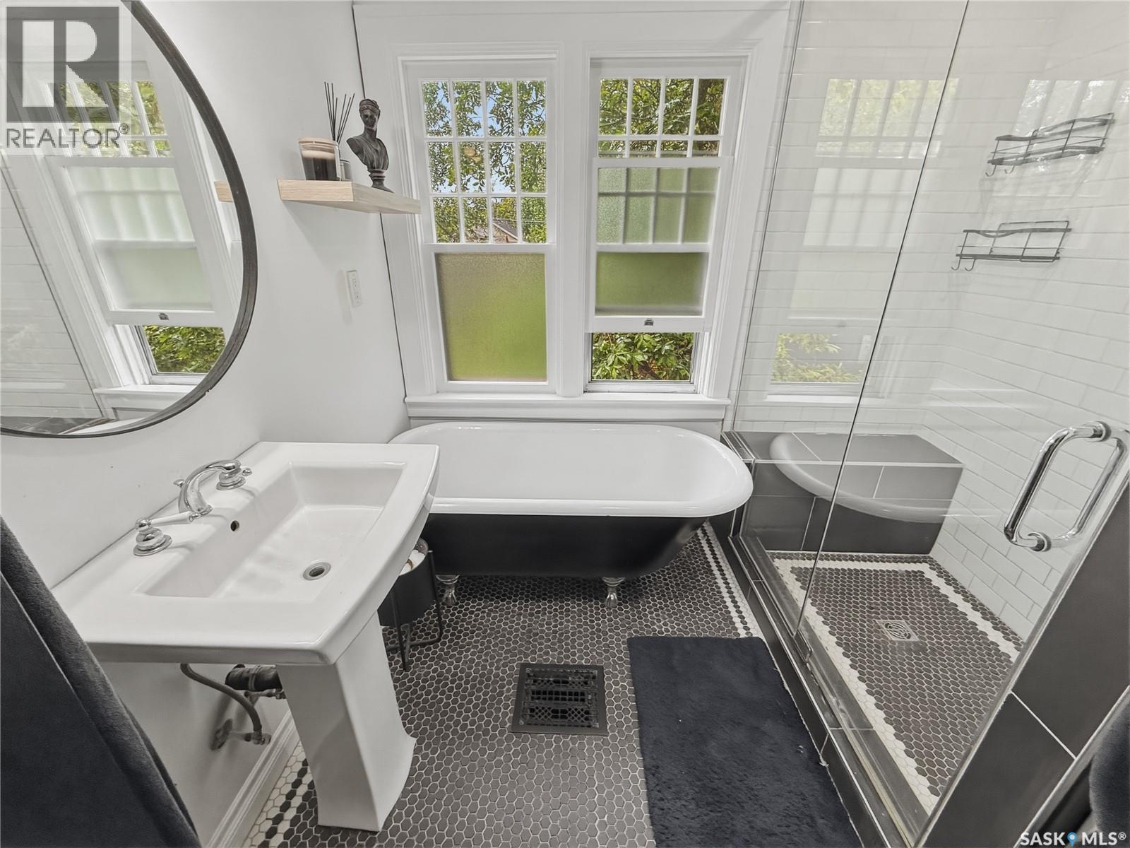 554 4th AVENUE NE — photo 34