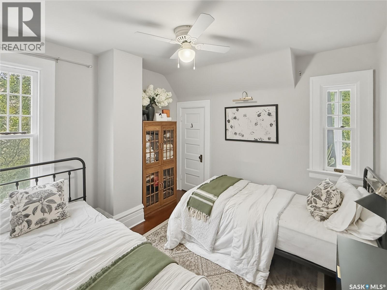 554 4th AVENUE NE — photo 39
