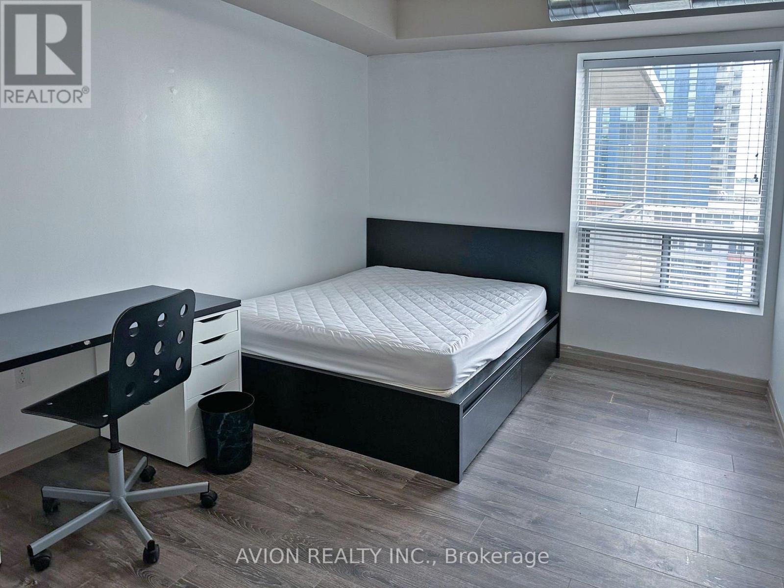 #806 8 HICKORY STREET W - 14
