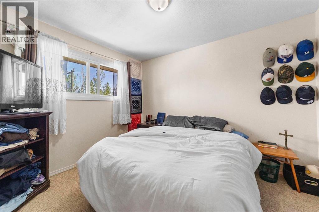 6404A 45 Avenue - 11
