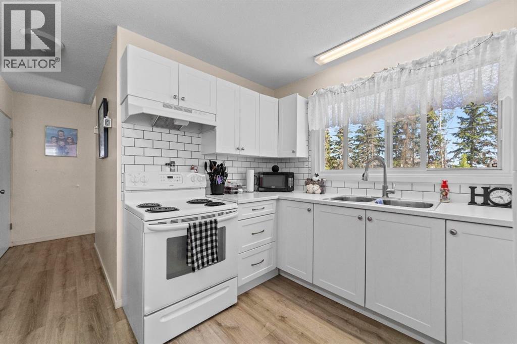 6404A 45 Avenue - 8