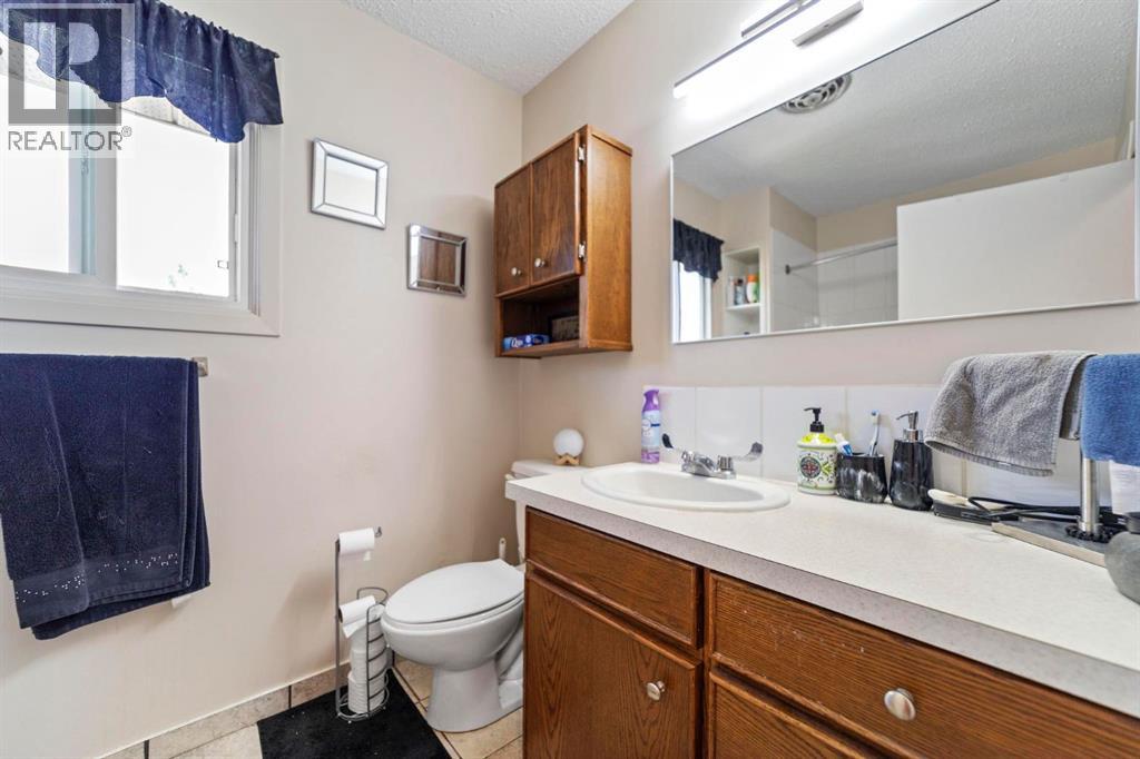 6404B 45 Avenue - 11