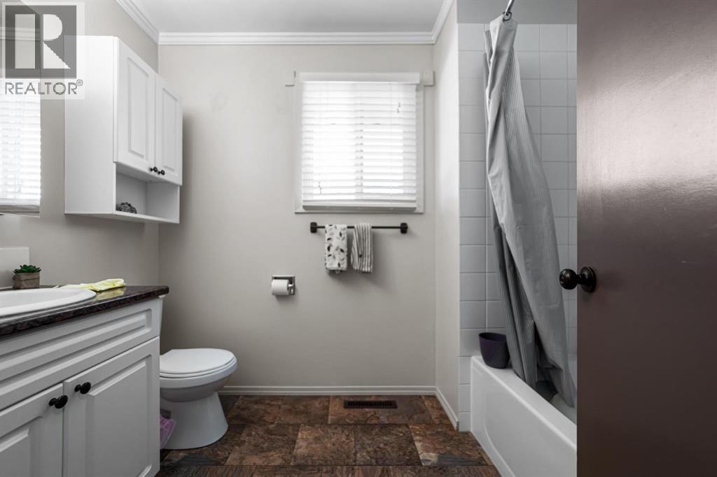 6404B 45 Avenue - 18