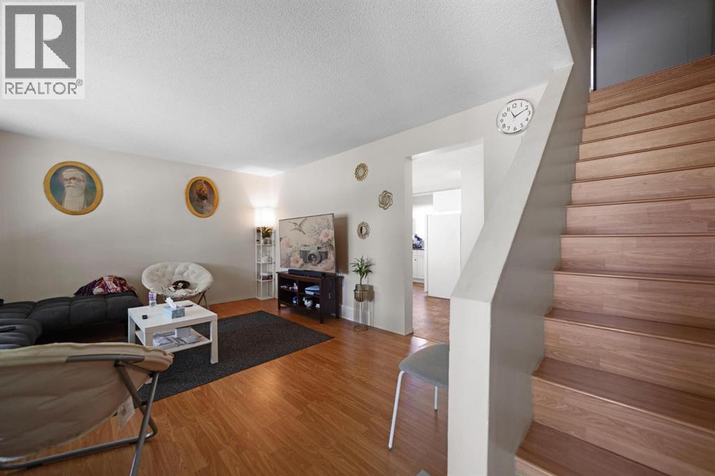 6404B 45 Avenue - 4