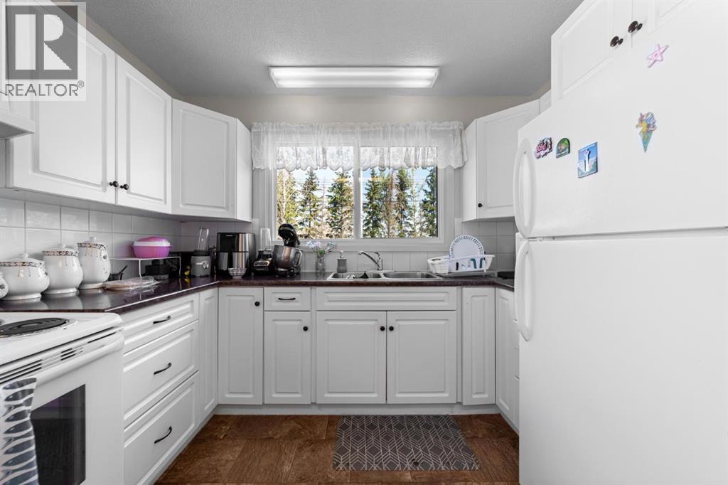 6404B 45 Avenue - 8
