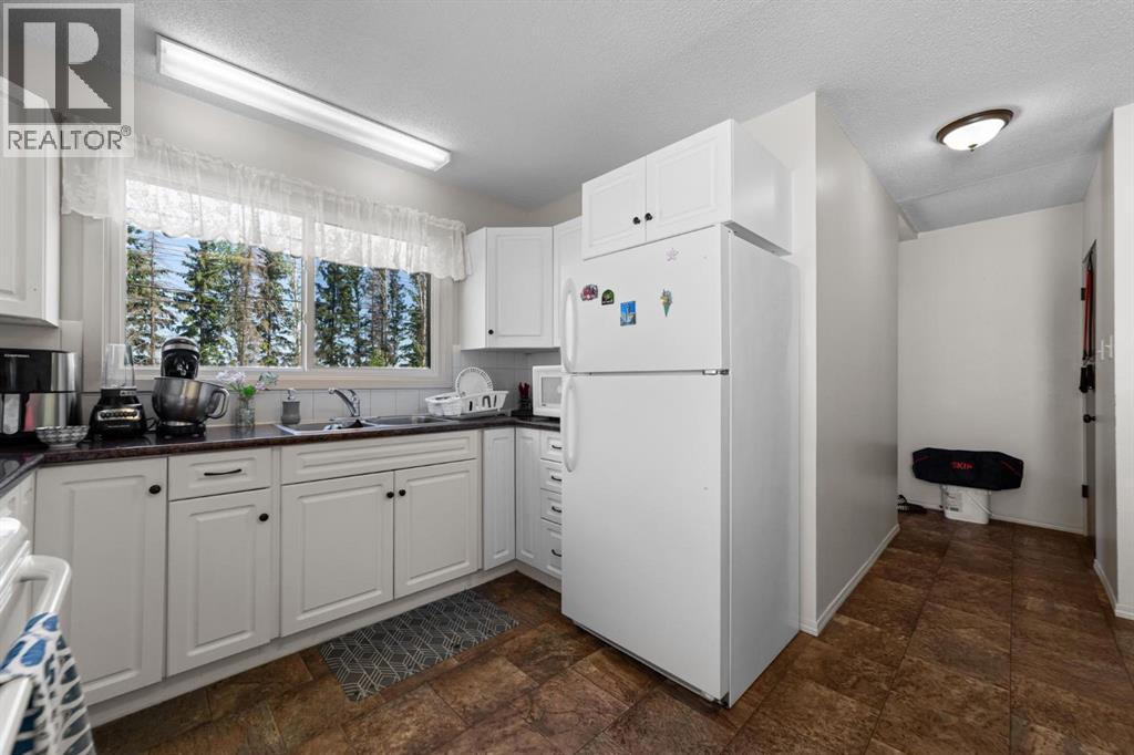 6404B 45 Avenue - 9