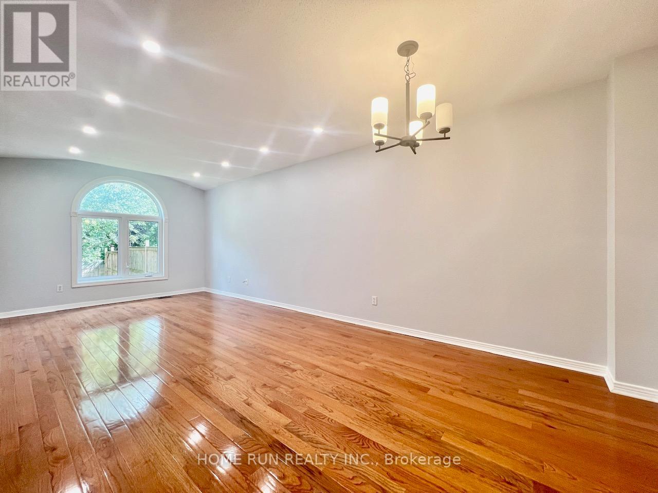 3 Bed, 3 Bath House for Sale in Ottawa – 126 DAVENTRY CRESCENT, Ottawa – MLS# X13470476 - Image 7