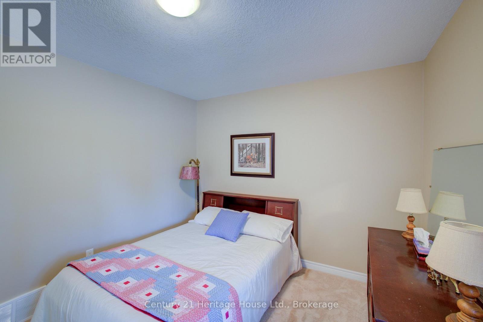467 WILLIAM STREET N - 22