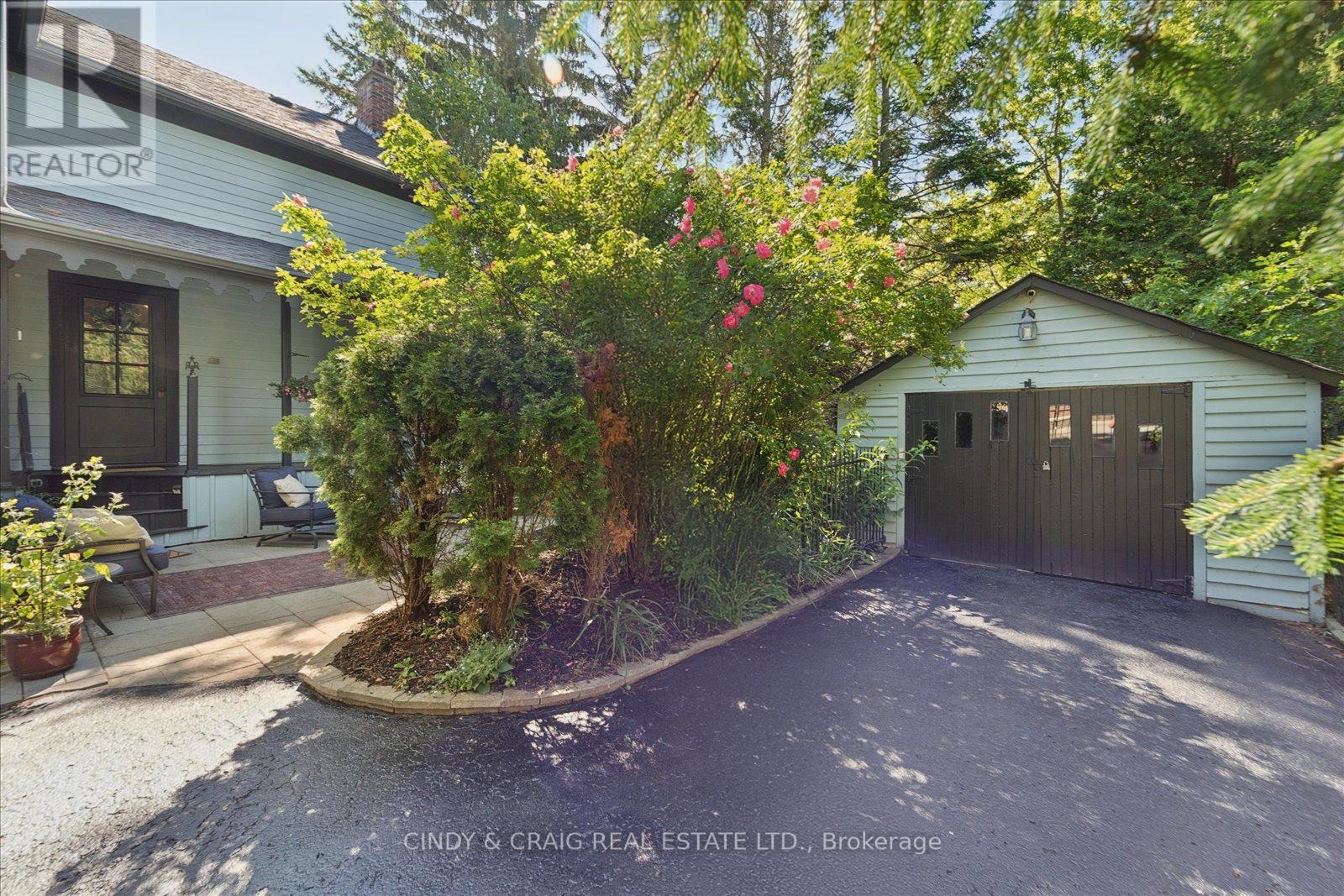 443 VICTORIA STREET - 21