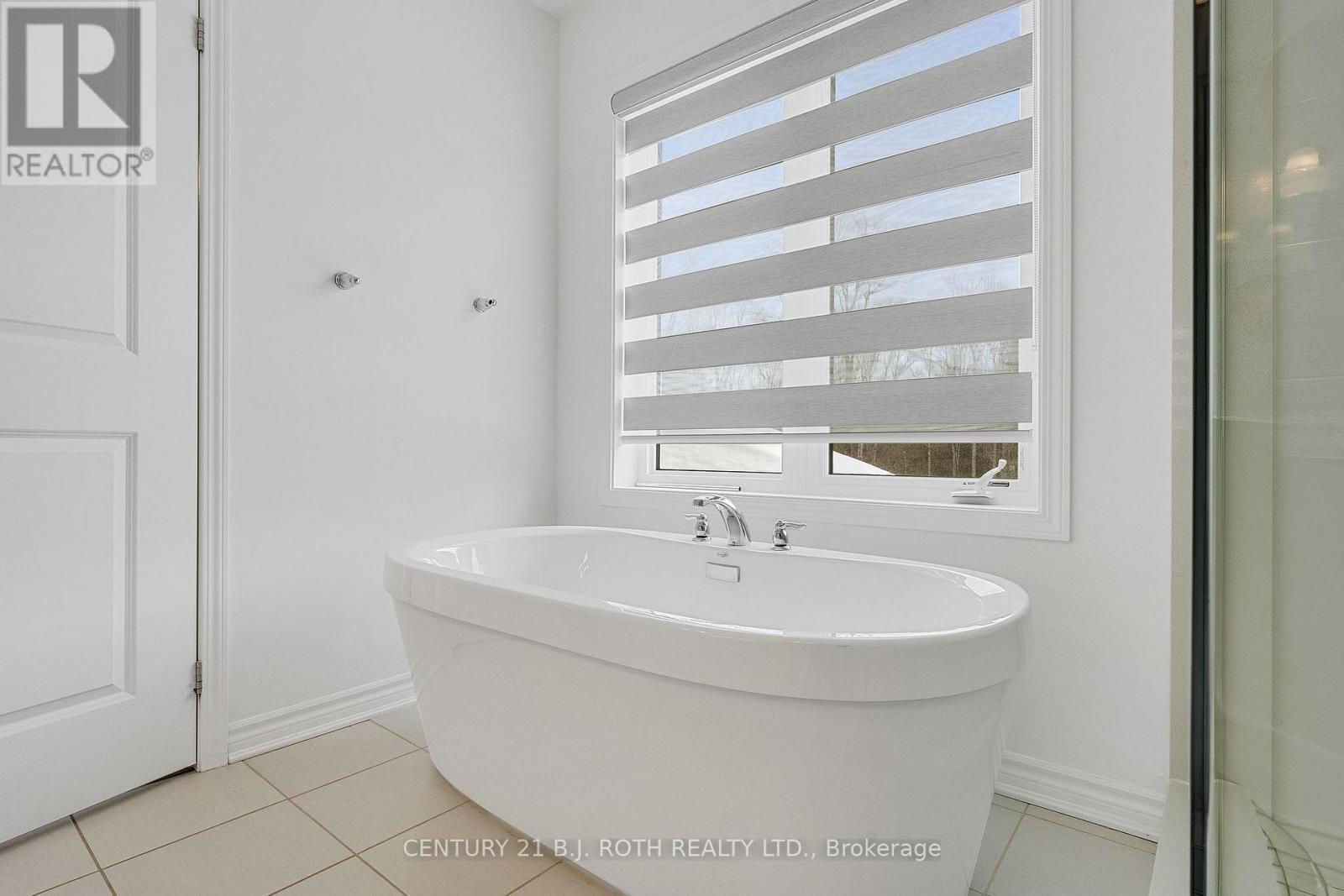 22 DYER CRESCENT - 27