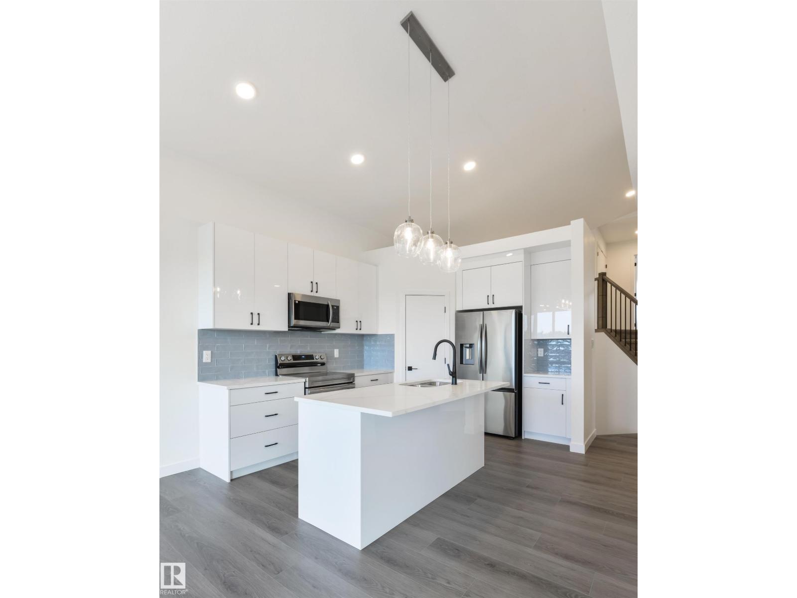 5223 47 AV — photo 8
