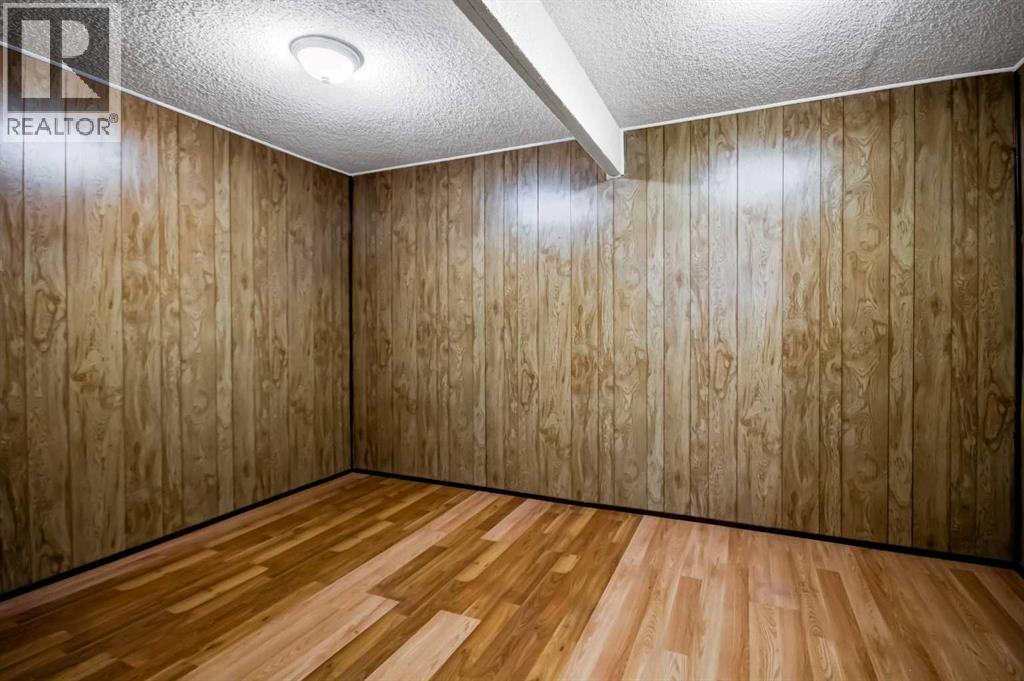 Den that can be used as a storage room