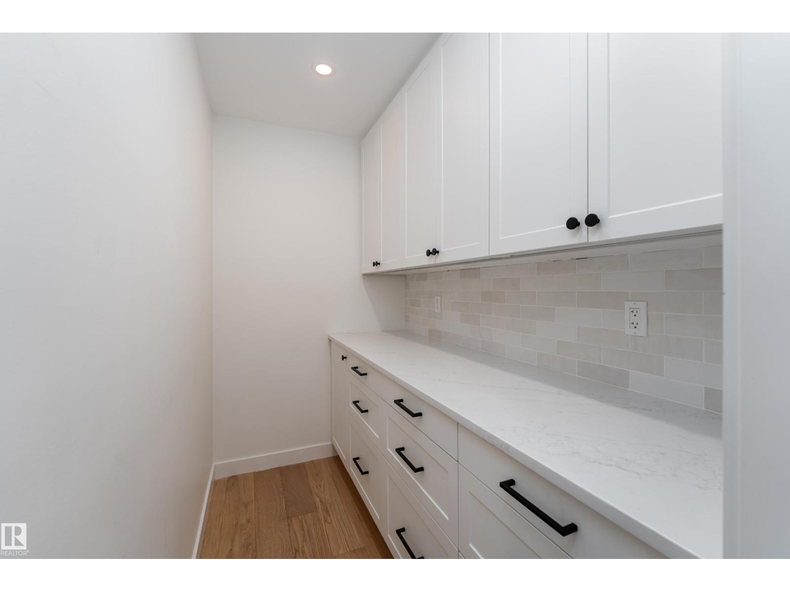 9137 84 AV NW NW — photo 13