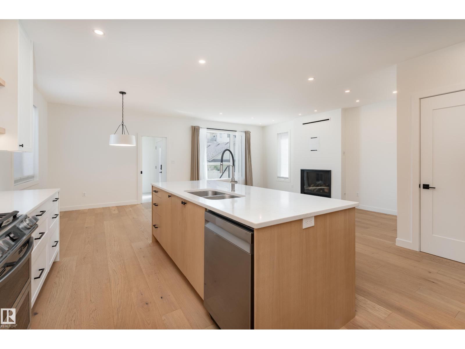 9137 84 AV NW NW — photo 14