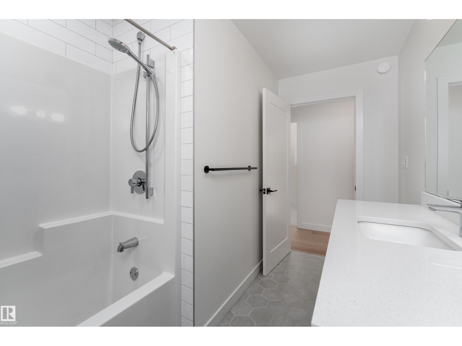 9137 84 AV NW NW — photo 30
