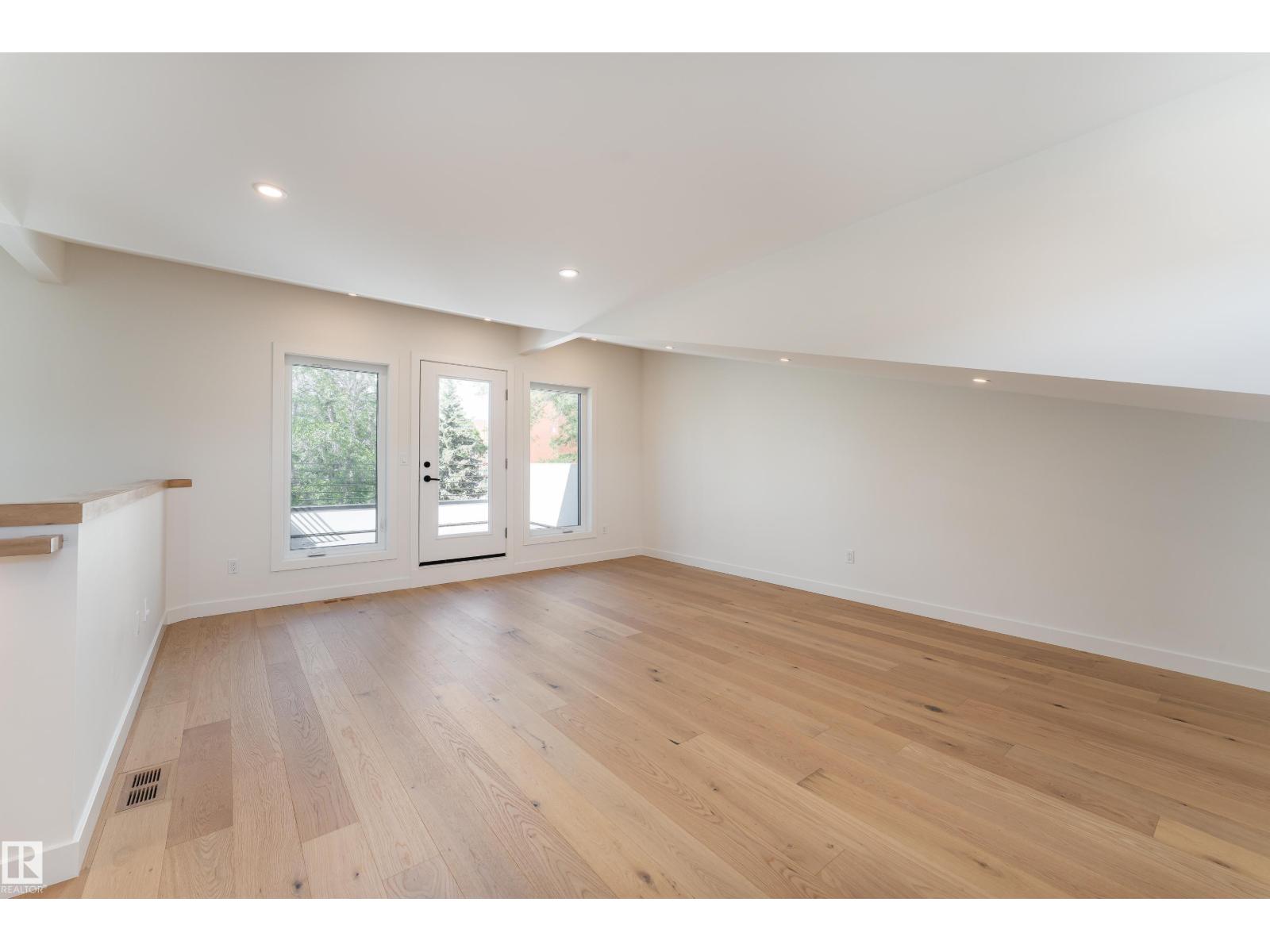 9137 84 AV NW NW — photo 37