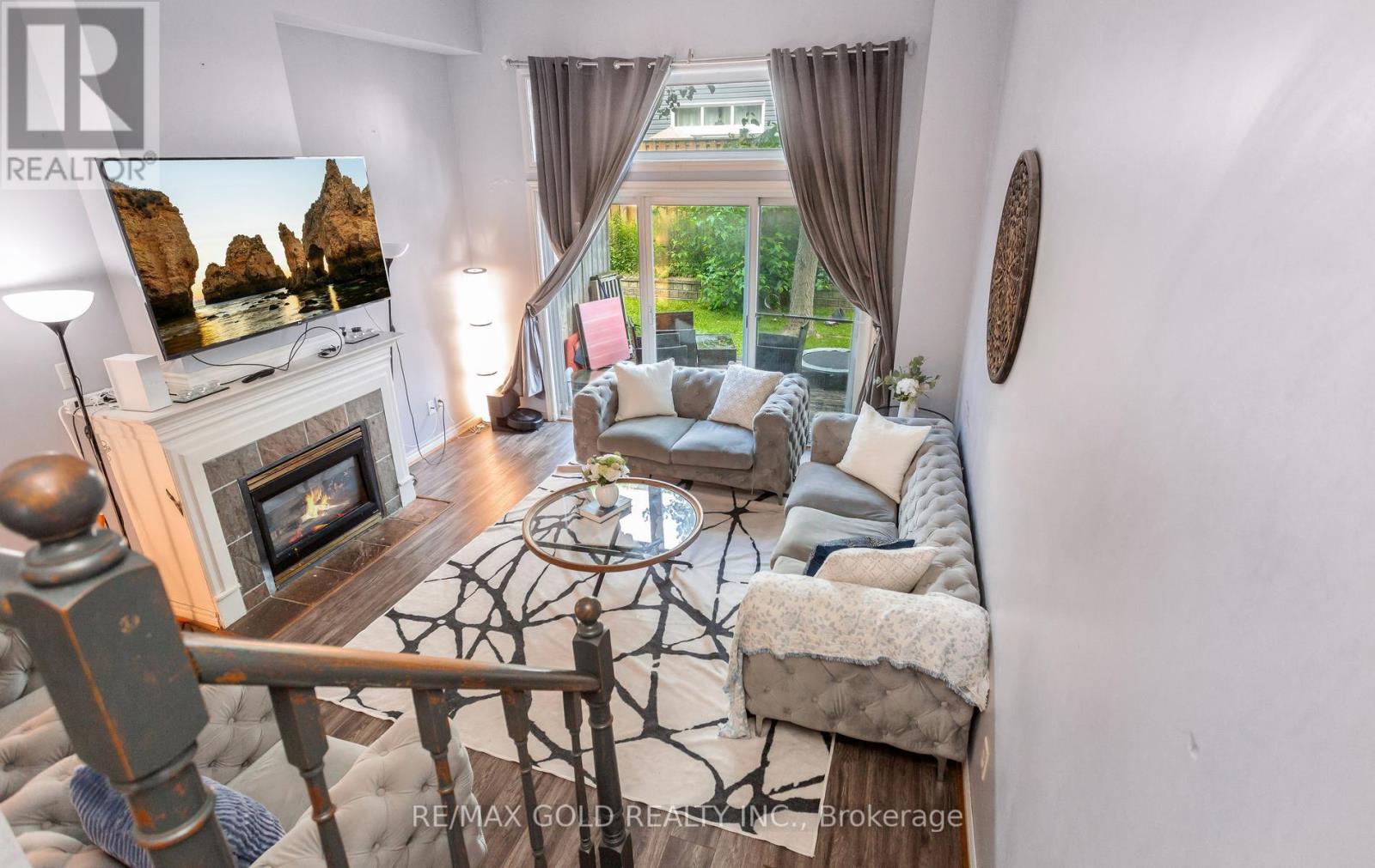 #37 800 DUNDAS STREET W - 8