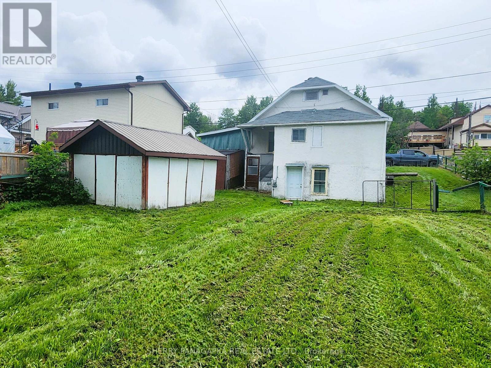 661 GOVERNMENT ROAD W - 2