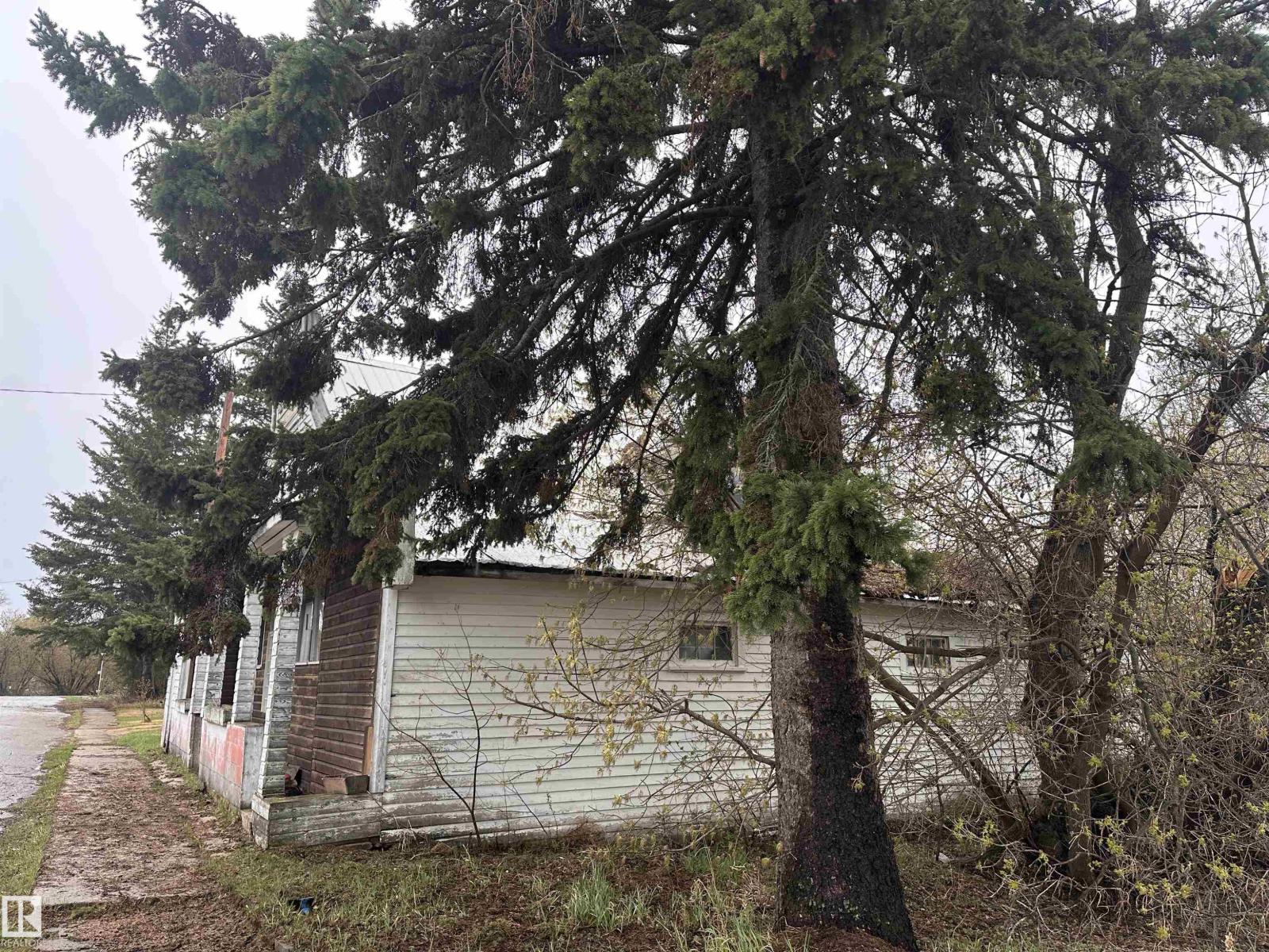 5011 50 AV — photo 10