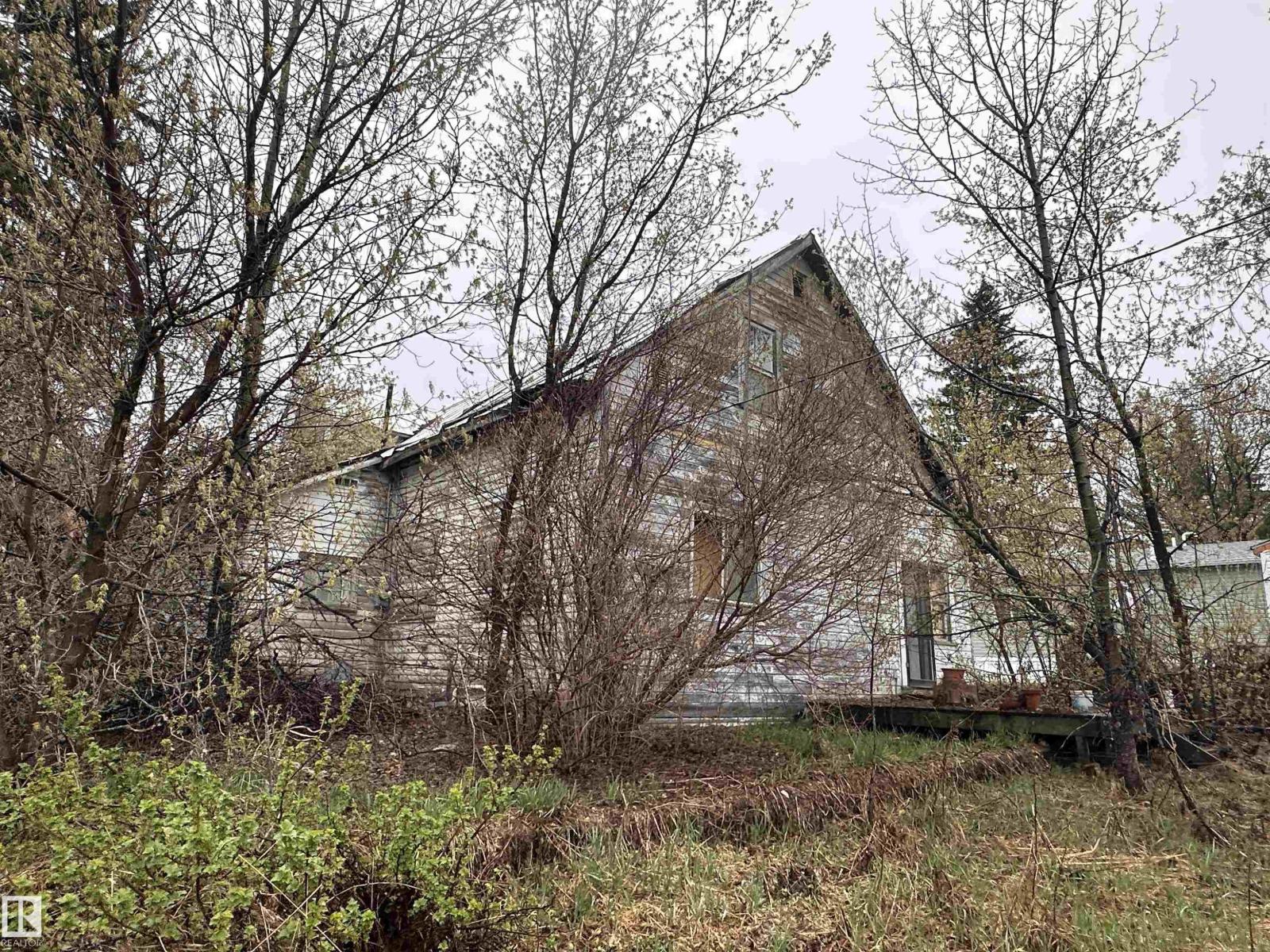 5011 50 AV — photo 11