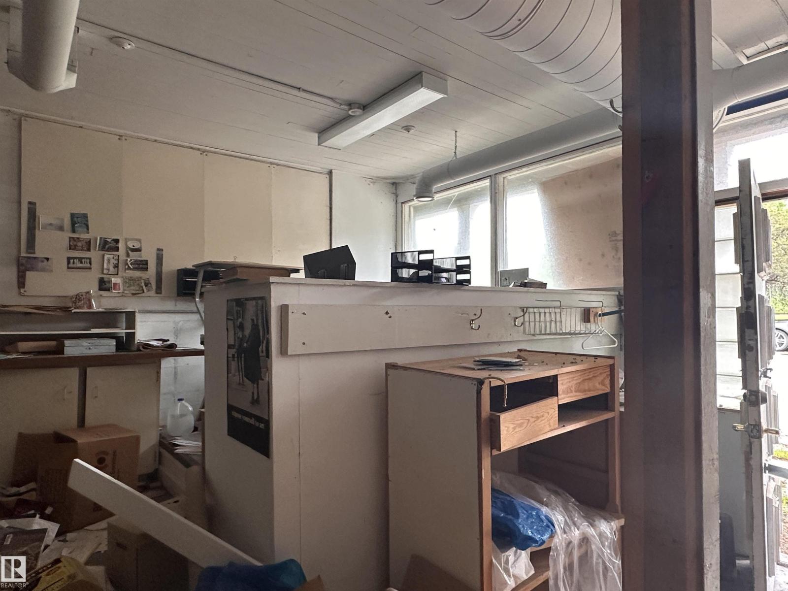 5011 50 AV — photo 24