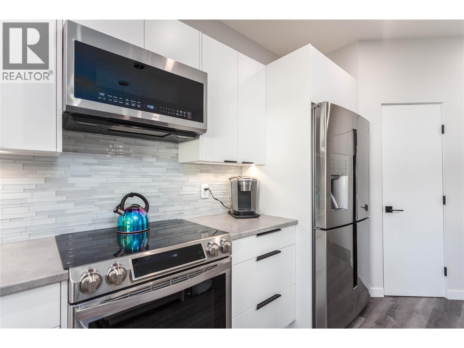 2253 Shuswap Avenue - 18