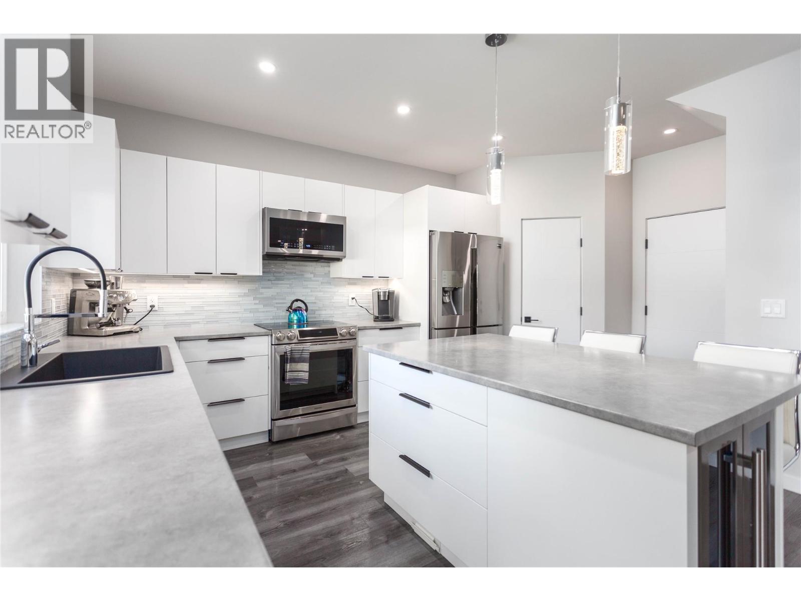 2253 Shuswap Avenue - 16