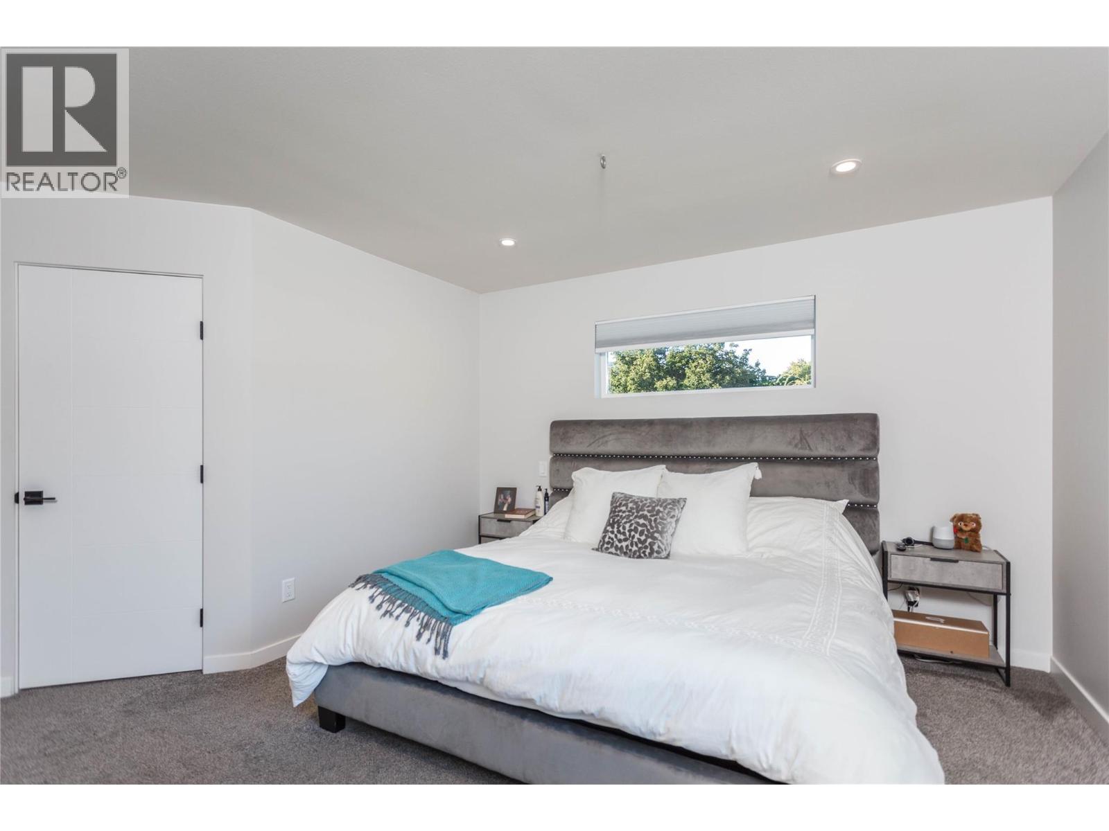 2253 Shuswap Avenue - 30