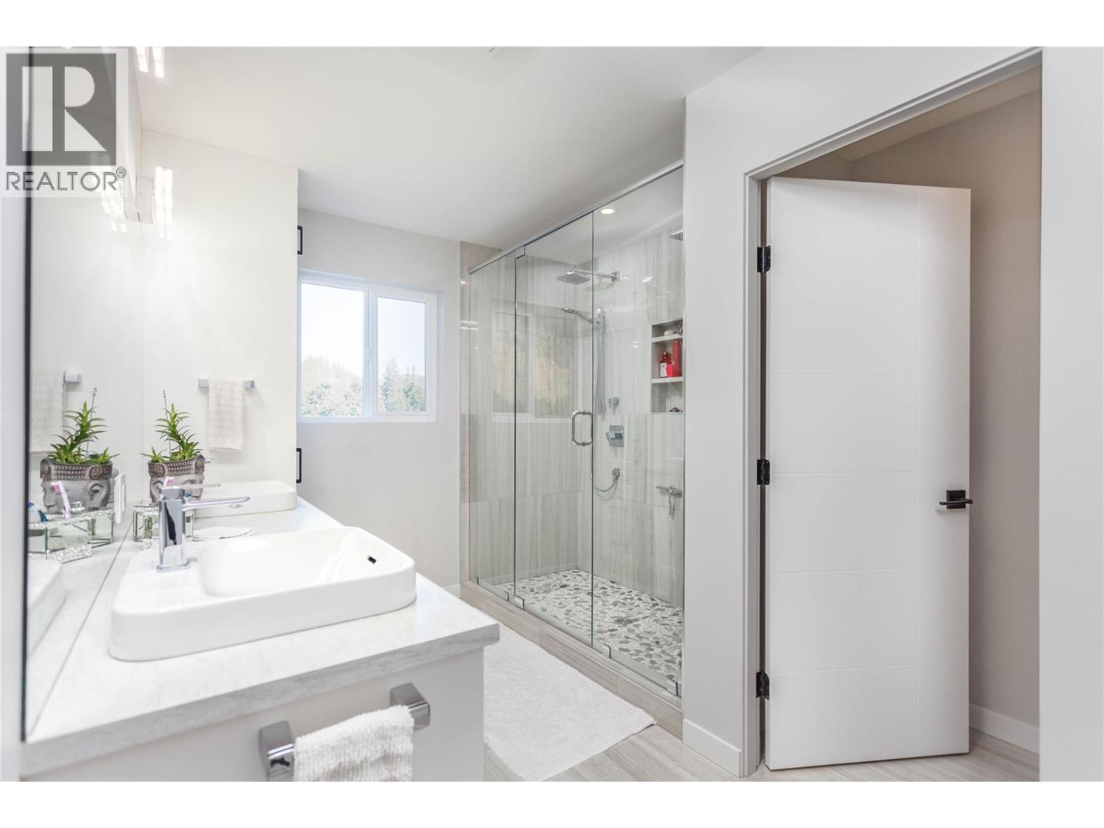 2253 Shuswap Avenue - 32