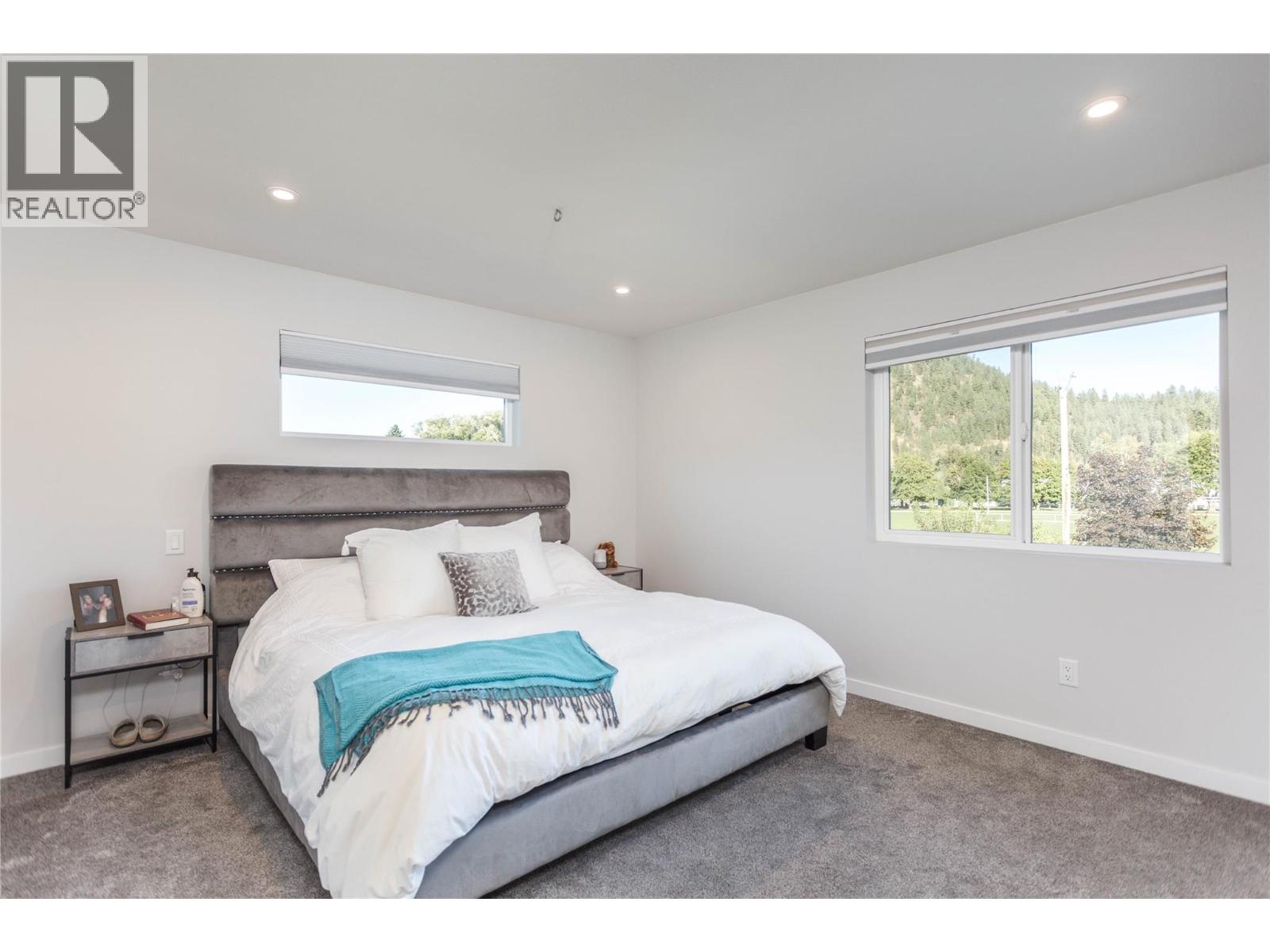 2253 Shuswap Avenue - 29