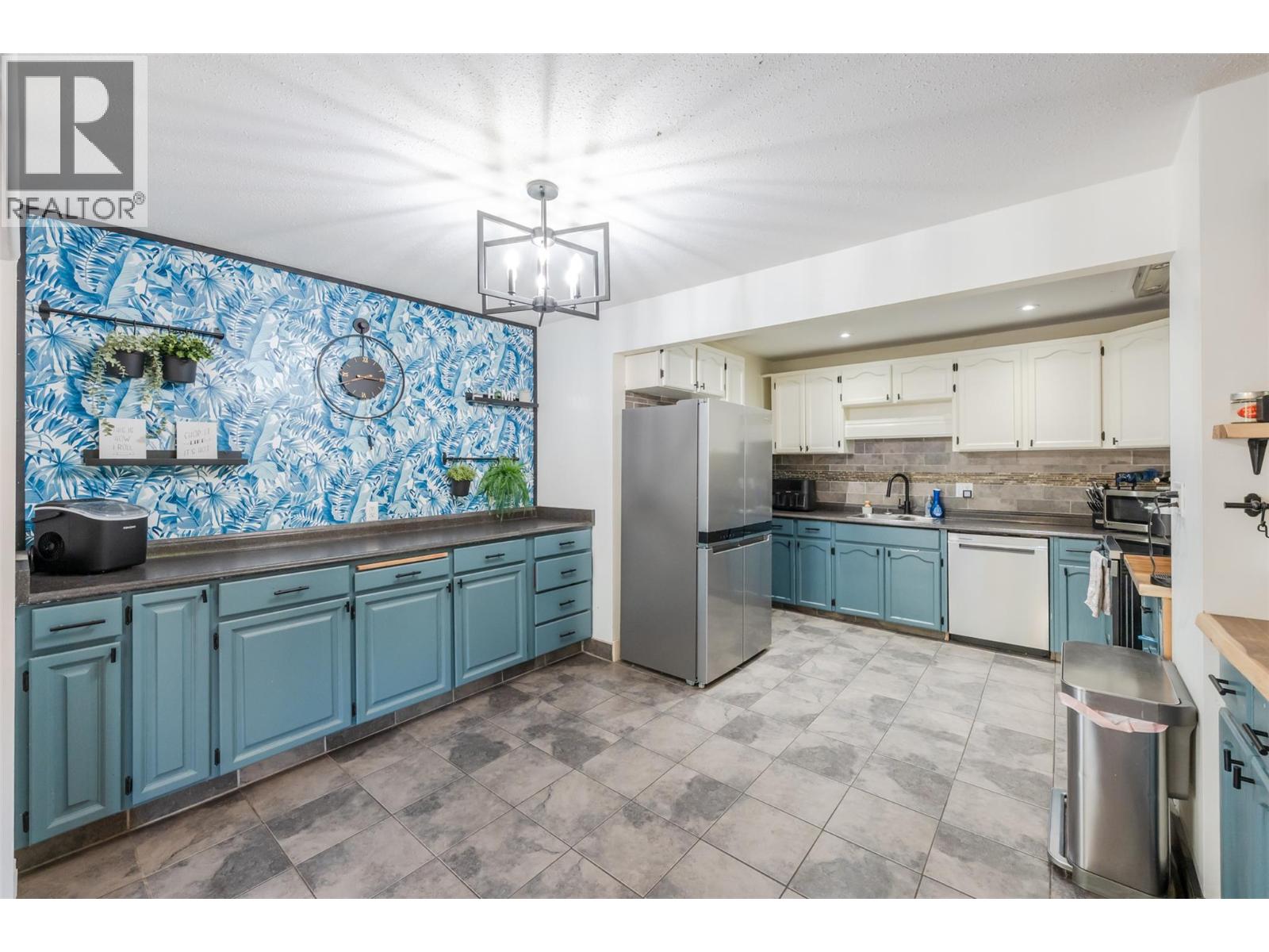 2122 MAIN Street - 11